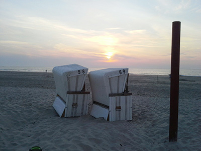 Zwei Strandkörbe im Sonnenuntergang